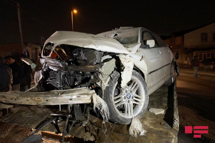 Bakıda avtomobil mağazaya çırpılıb, sürücü xəsarət alıb - FOTO - VİDEO