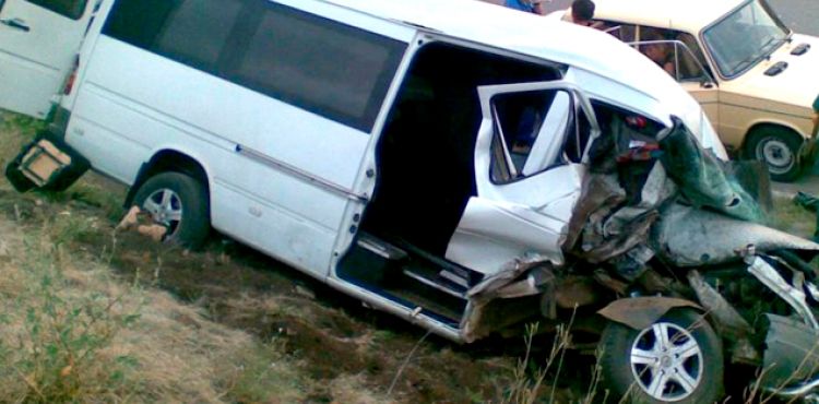 Mikroavtobus minik maşını ilə toqquşdu: 1 nəfər ölüb, 7 nəfər yaralanıb