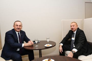 Prezident İlham Əliyev Davosda Türkiyənin Xarici İşlər naziri ilə görüşüb
