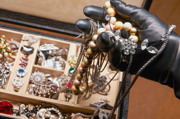 Bakıda qadın külli miqdarda oğurluq etdi