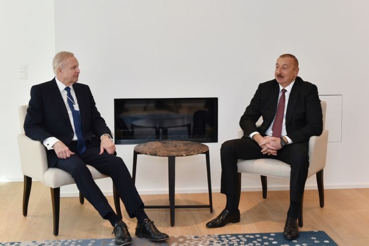 İlham Əliyev Davosda BP şirkətinin baş icraçı direktoru ilə görüşüb