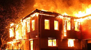 Qaxda 5 otaqlı ev yandı