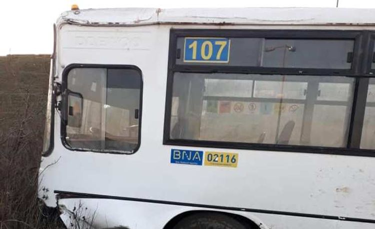Bakıda avtobus qəzası: 7 nəfər xəsarət aldı - FOTO