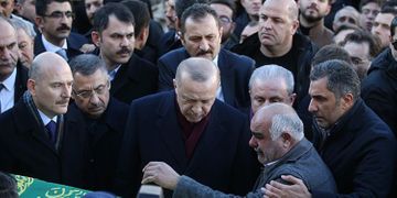Ərdoğan zəlzələdə ölən ana və oğulun dəfn mərasiminə qatıldı