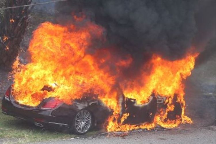 "Mercedes"in mühərriki alışıb yandı