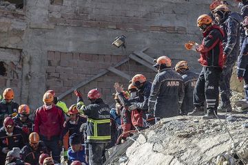 Türkiyədə zəlzələdə ölənlərin sayı 40 nəfərə çatdı