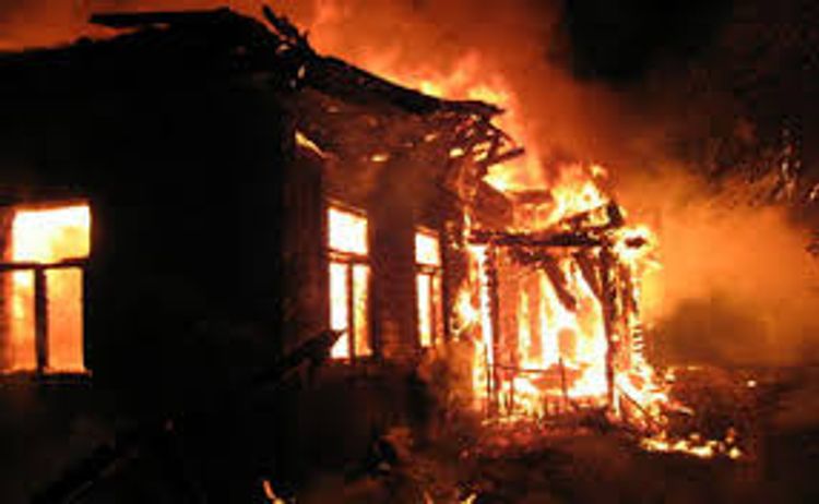 Bakıda yan-yana olan 3 ev yandı