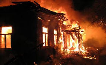 Bakıda yan-yana olan 3 ev yandı