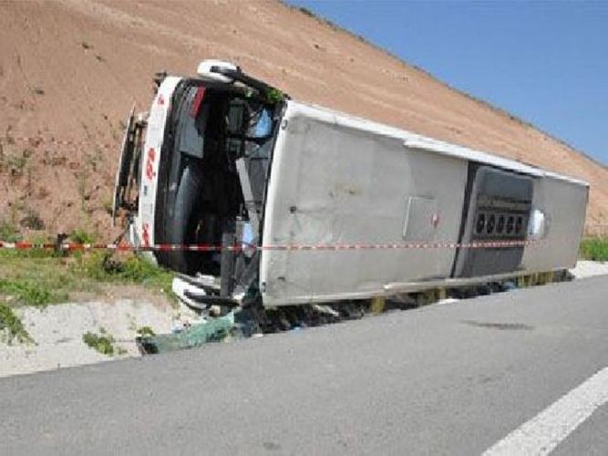 Nehrəmdə avtobus aşdı, sərnişin öldü