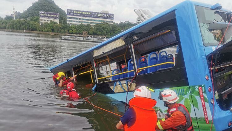Çində FACİƏ: məktəbli avtobusu su anbarına aşdı