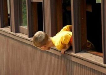 Eyvandan yıxılan 2 yaşlı uşaq öldü