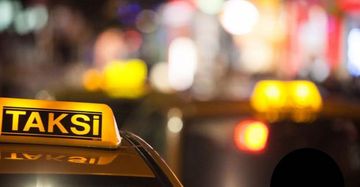 Taksi sürücüsü mərhum müğənninin qardaşını iki yumruqla yerə sərdi - VİDEO