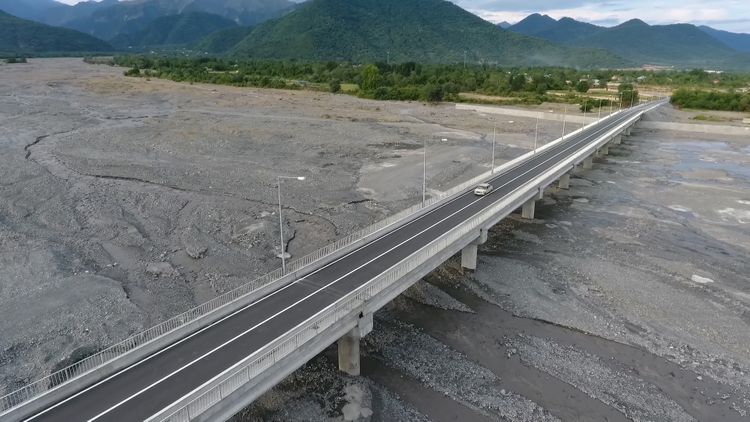 Çay üzərindən salınan körpü 20 min insanın yolunu birləşdirəcək - FOTO