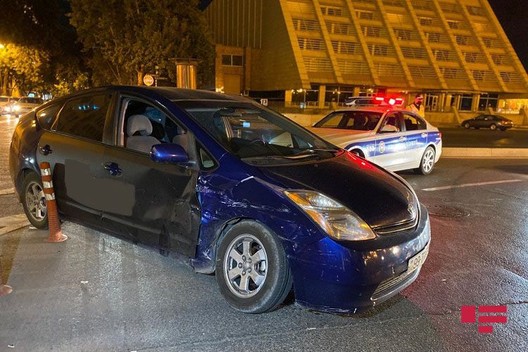 Qırmızı işıqda yolu keçən sürücü qəza törətdi - BAKIDA - FOTO