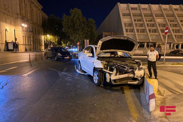 Qırmızı işıqda yolu keçən sürücü qəza törətdi - BAKIDA - FOTO