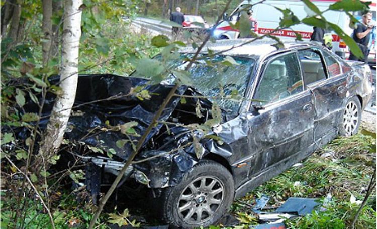 "Mercedes"i ağaca çırpıb yerindəcə keçindi