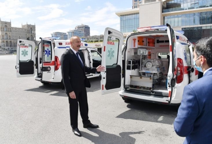 İlham Əliyev yeni təcili tibbi yardım maşınları ilə tanış oldu