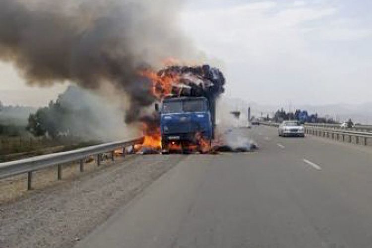 Bakıda yük maşını yandı