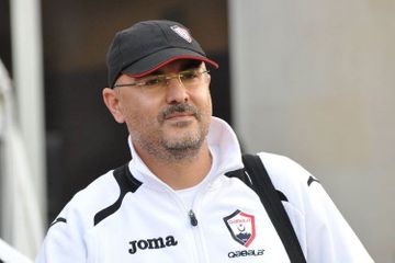 İdman həkimi: “Futbolçuların həyatı ilə oynamasınlar”