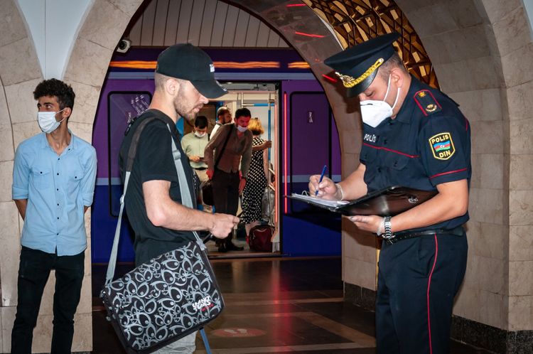 Metroda sosial məsafə gözləməyənlər cərimələndi - FOTO