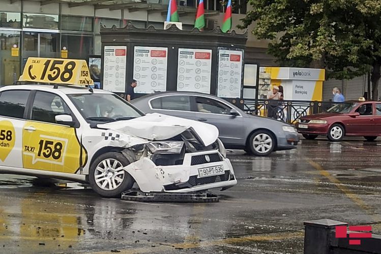 Bakıda taksi avtobusla toqquşdu - YENİLƏNİB