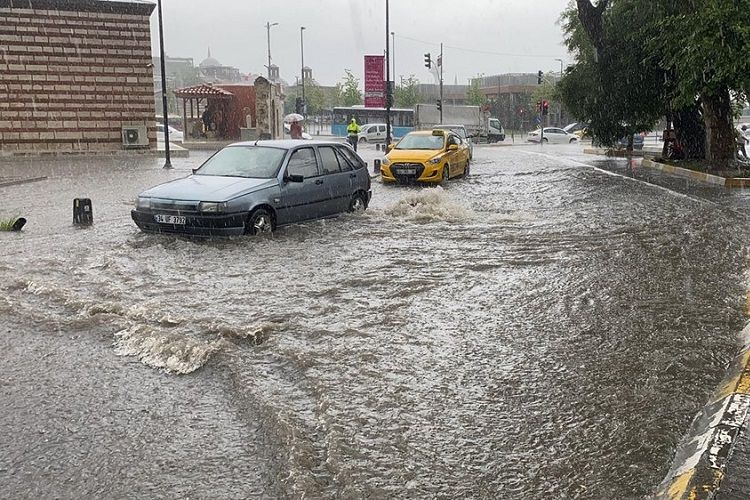 İstanbula sel gəldi, ölən və xəsarət alanlar var