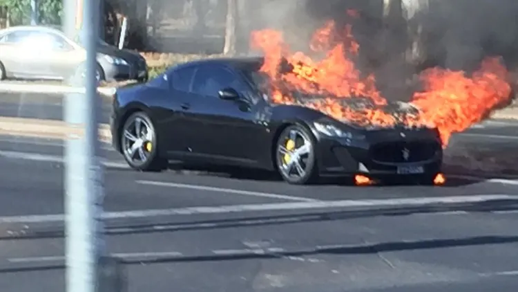 "Maserati" və "Mercedes" alışıb yandı