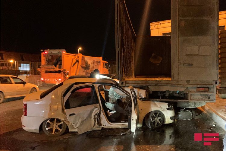 Bakıda minik avtomobili yük avtomobilinə çırpılıb, xəsarət alan var - FOTO