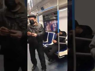 Metroda qoruyucu maska satan tutuldu