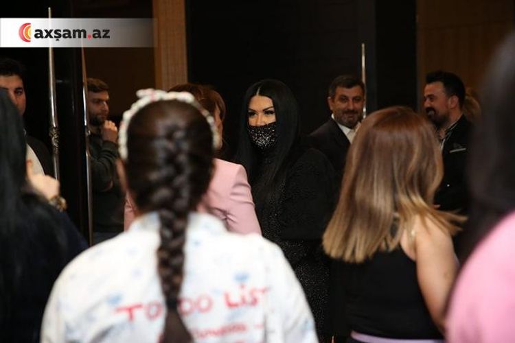 Azərbaycanlı modelyer təqdimata qaşlı maskada gəldi - FOTO