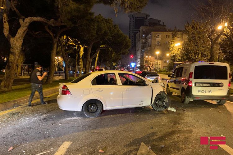 Bakıda 2 avtomobil toqquşub, xəsarət alanlar var - FOTO