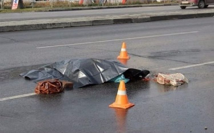 Yol kənarında maşınla vurulanlardan biri öldü