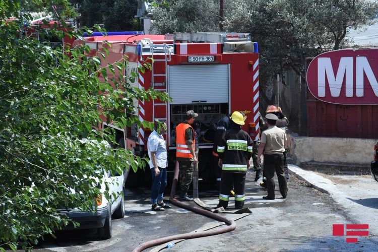 Bakıda 2 minik avtomobili yandı