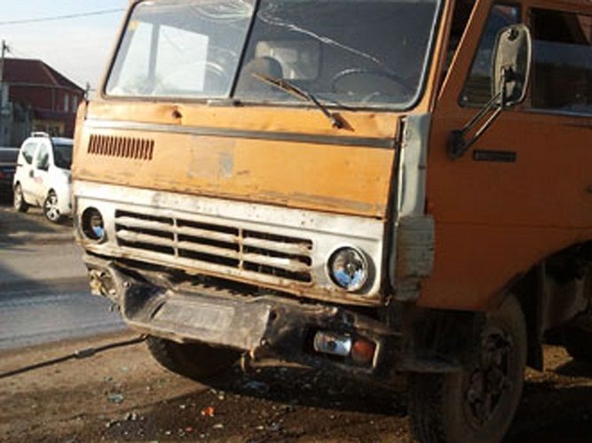 "Mercedes" "KamAz"la toqquşdu, sürücünün meyiti son anda çıxarıldı