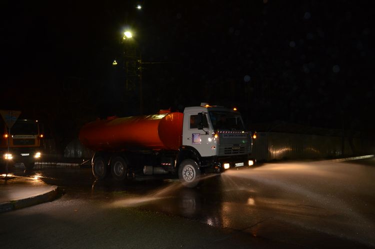  Bakıda küçələr axşam saatlarında yuyulur - FOTO	