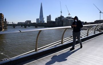 Britaniyada koronavirusa yoluxanların 6,6 min nəfəri keçib