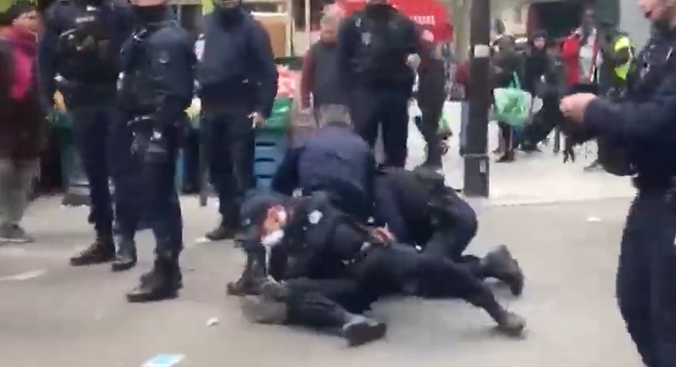 Polis bu ölkədə küçəyə çıxanlarla sərt davrandı  - VİDEO