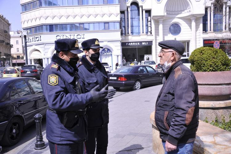 Küçəyə çıxan 65 yaşlı insanlar yaşadıqları ünvana qaytarılır - FOTO - VİDEO