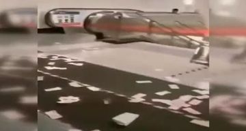 Metroda qəribə OLAY: Yerə tökülən pulları... - VİDEO