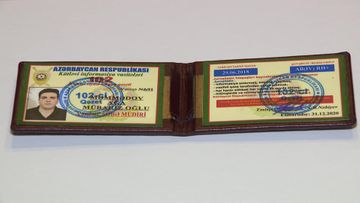 Saç salonunun rəhbərində jurnalist vəsiqəsi aşkarlandı - FOTO