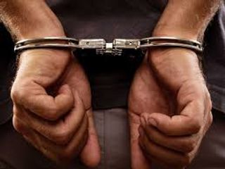 Hədələyib pullarını alırdı