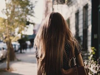 Xəstəxana adı ilə evdən çıxan qız itkin düşdü 