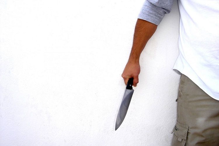 Bakıda ər arvadını bıçaqladı