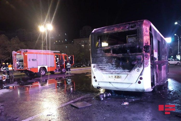 Bakıda sərnişin avtobusu yandı - FOTO