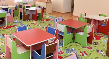 Uşaq bağçasına oğru girdi 