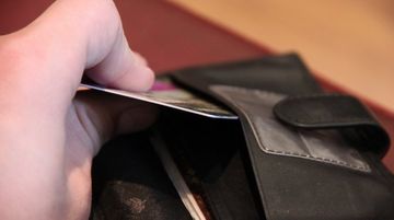 İçərisində 260 manat olan əl çantası oğurlandı