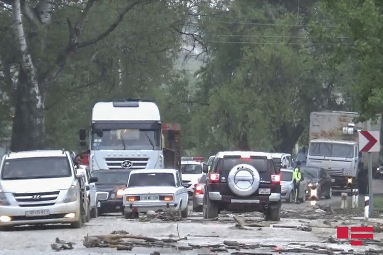 Muğanlı-İsmayıllı yolunu sel basdı: yüzlərlə avtomobil... - FOTO - YENİLƏNİB