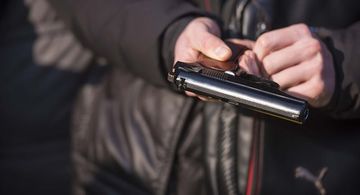 Keçmiş məhkumdan silah və narkotik götürüldü