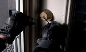 Mağazadan külli miqdarda pul oğurlandı