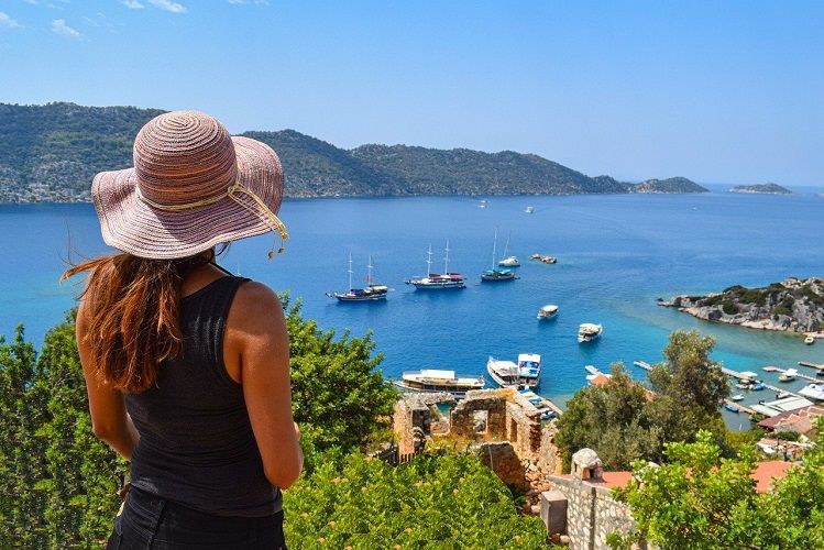 Türkiyə gələn aydan turistlərə qapılarını açır